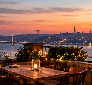 Gün batımında deniz manzaralı restoran terası